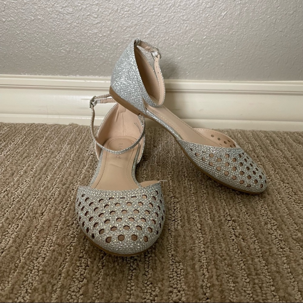 Bamboo Lynda-51 closed toe silver glitter flats with buckle size 6